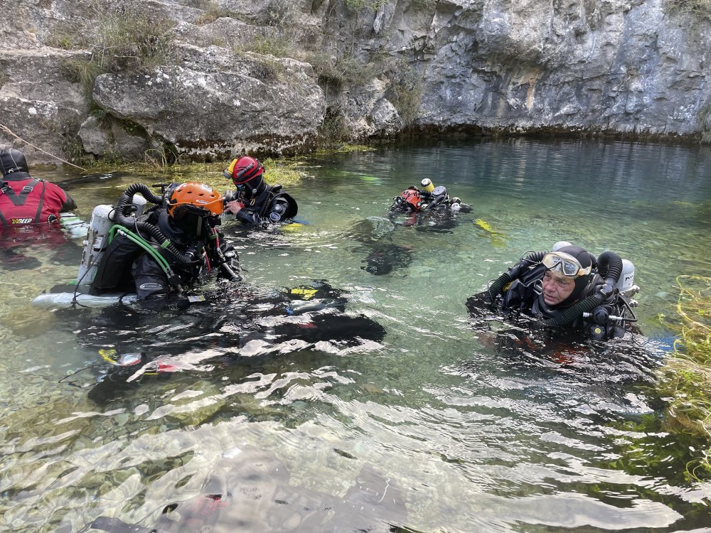 Divers about to enter Pozo Azul, by Pedro González.jpg