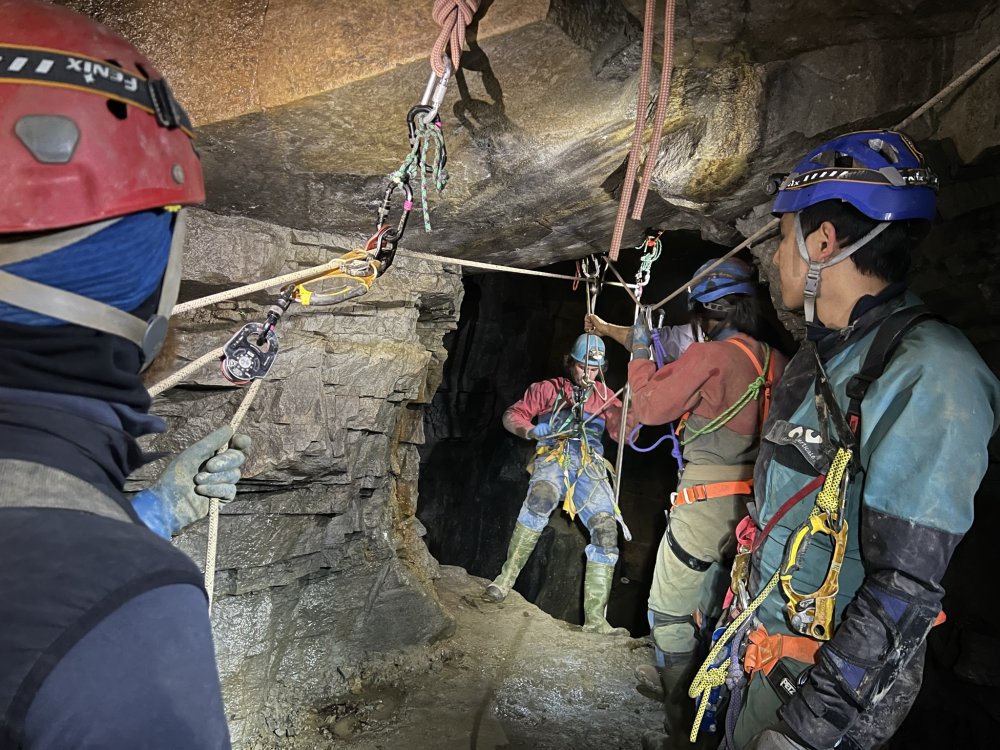 ukcaving.com